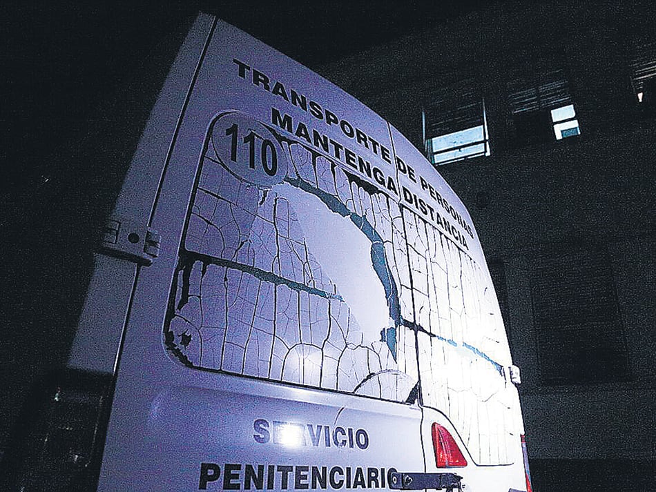 La camioneta con el vidrio estallado por los proyectiles de los fusiles FAL.