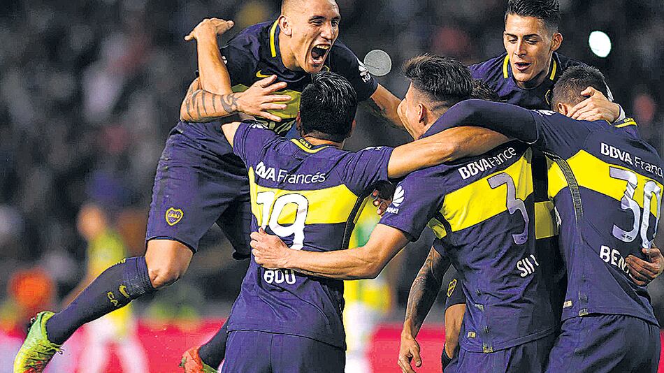 Centurión se suma al abrazo colectivo de Boca luego de que un rebote le permitiera marcar el segundo gol xeneize.
