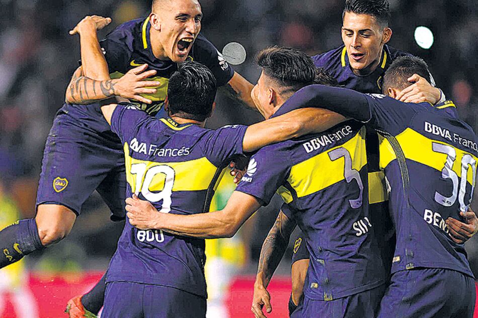 Centurión se suma al abrazo colectivo de Boca luego de que un rebote le permitiera marcar el segundo gol xeneize.