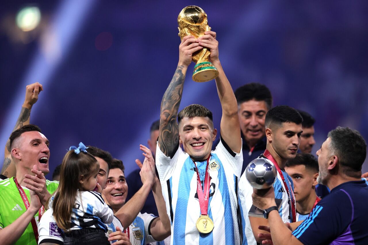 Lisandro Martínez levanta la Copa del Mundo en Qatar.
