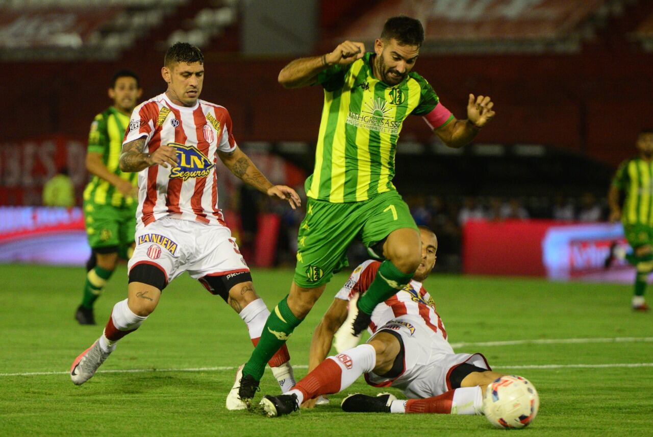 El duelo tuvo mucha intensidad en la cancha de Huracán