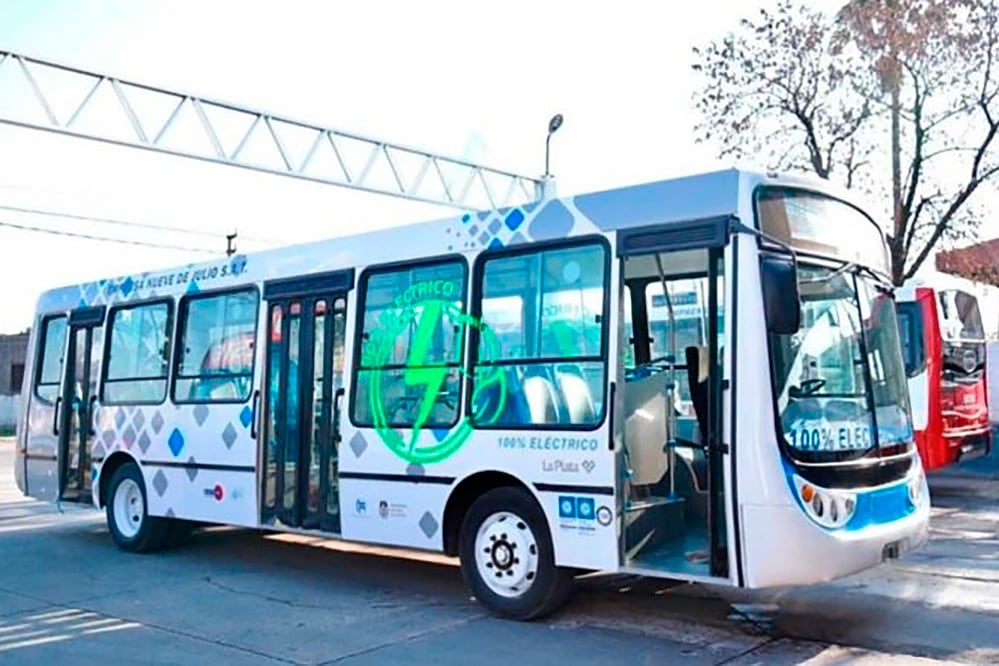 Comenzó a circular este mediodía por la ciudad de La Plata el primer colectivo eléctrico del país