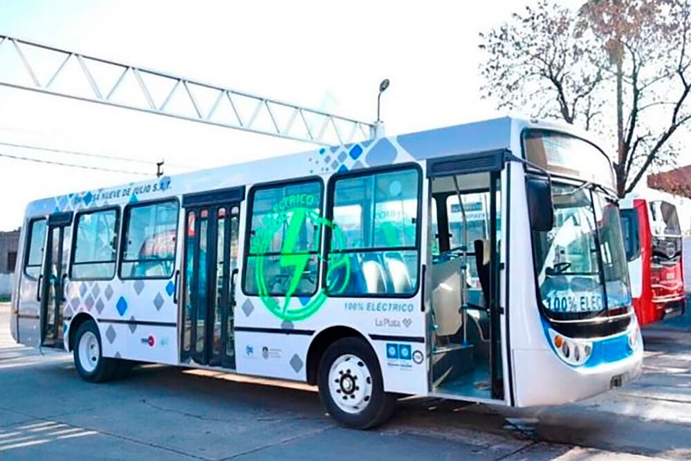 Comenzó a circular este mediodía por la ciudad de La Plata el primer colectivo eléctrico del país