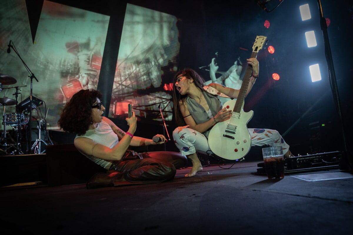 El clip de Nada salvaje, con el mitín sobre el escenario de Marilina y Lula Bertoldi, es un bocado del audiovisual en directo en Obras de Eruca Sativa