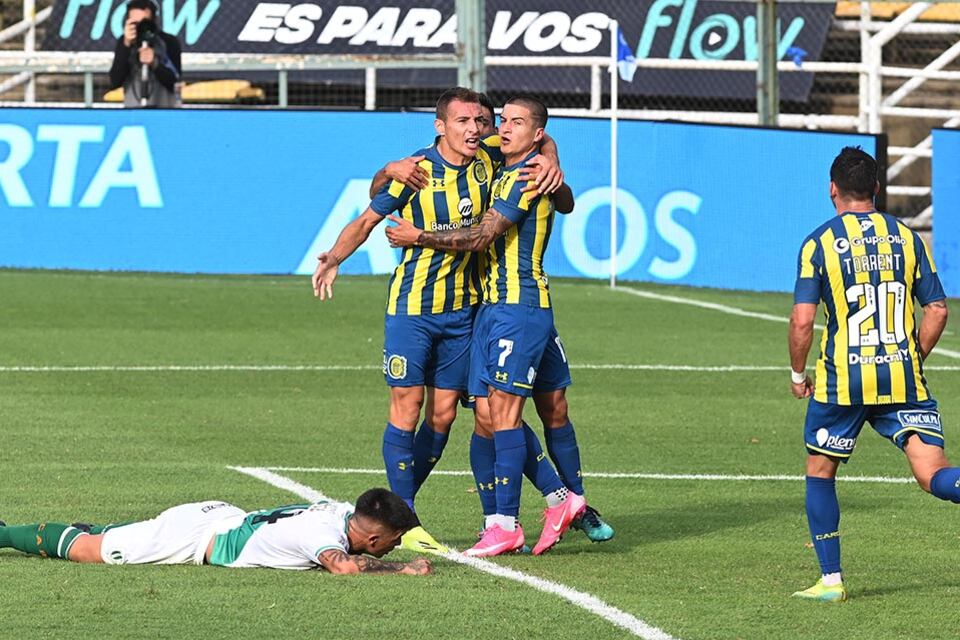 Rubén celebra el gol del empato, al filo del primer tiempo.