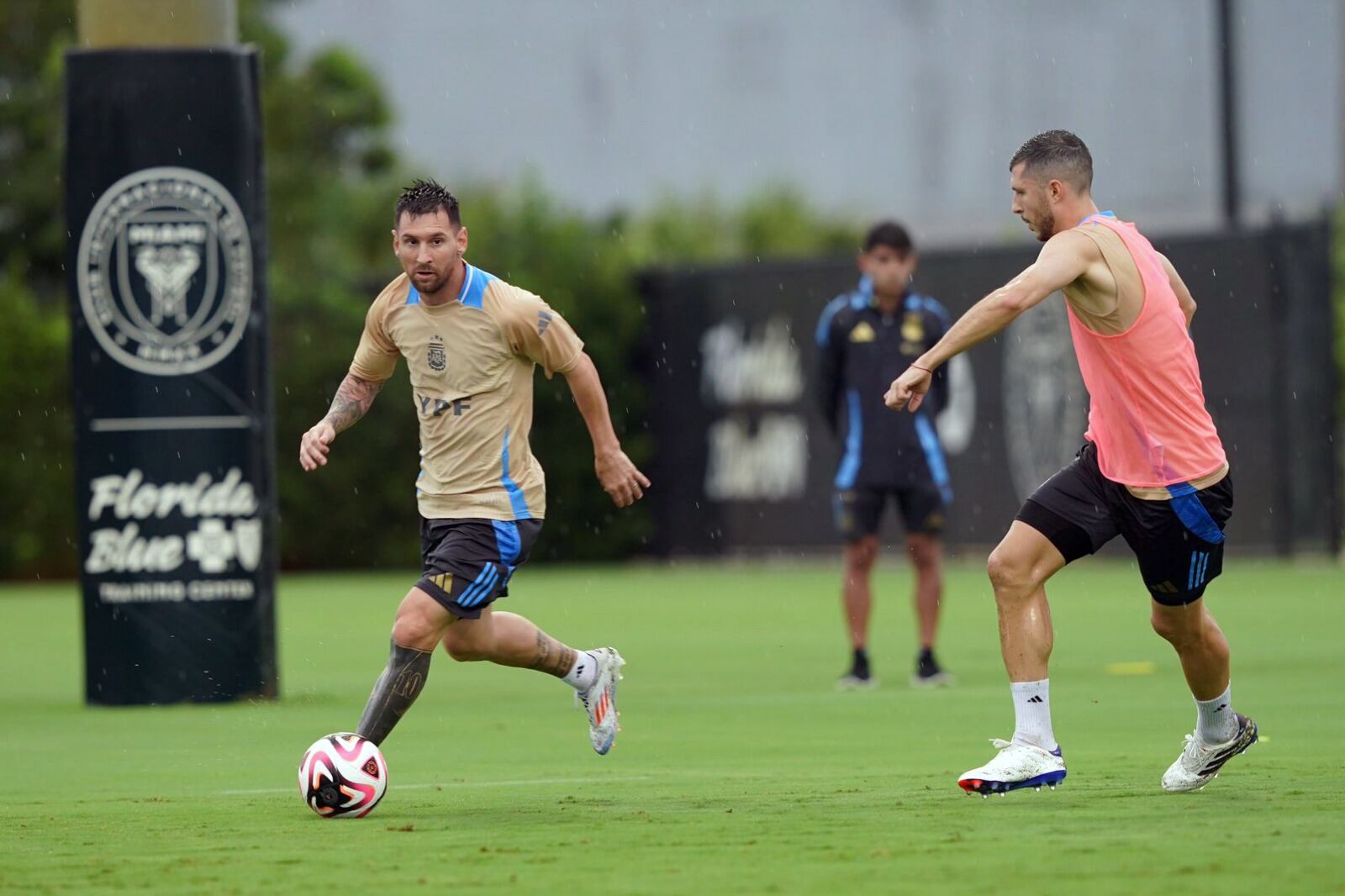 Messi junto a Guido Rodríguez en la práctica