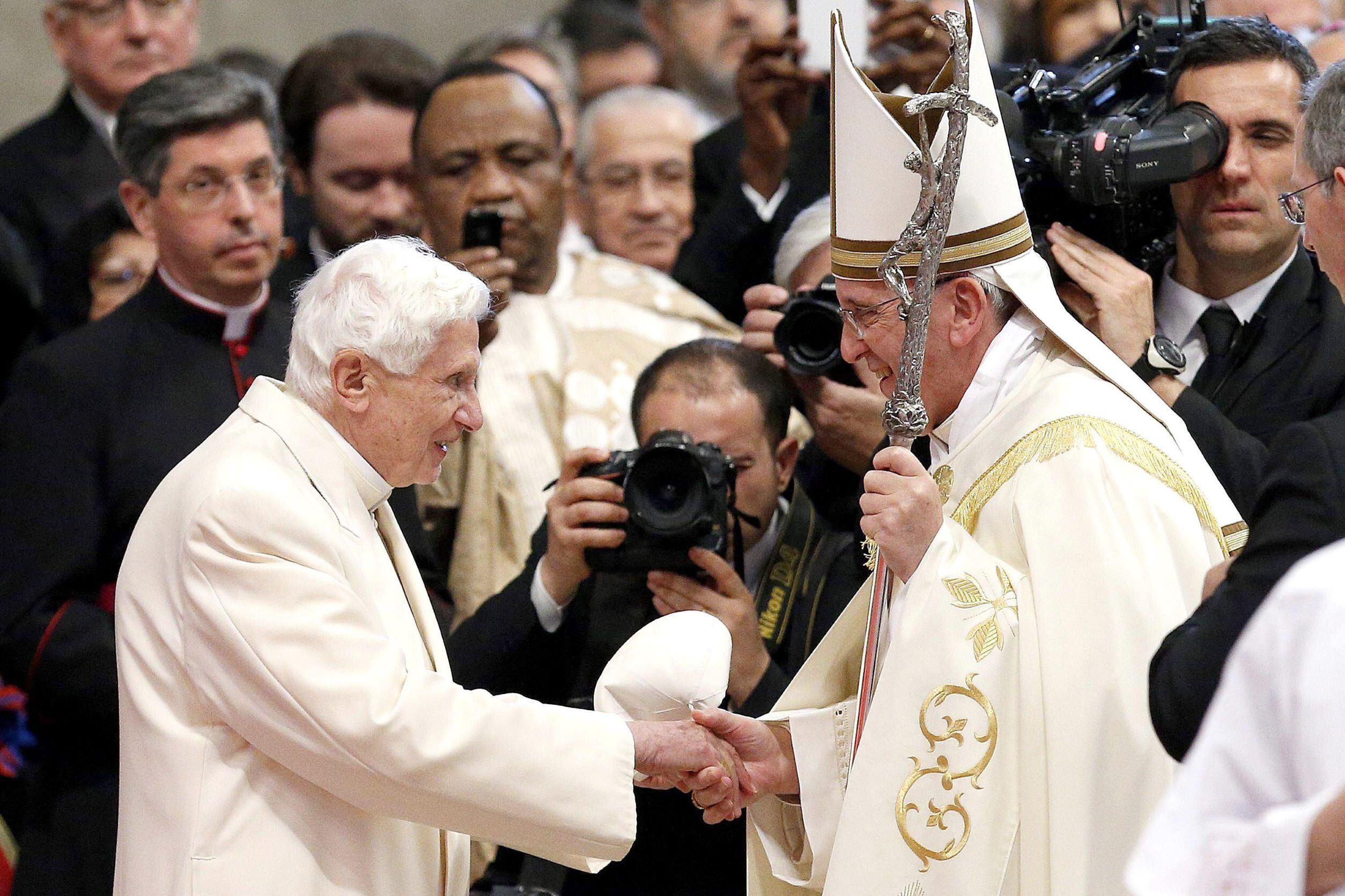Encuentro de 2014 entre Benedicto XVI y Francisco Bergoglio en la Basílica de San Pedro de la ciudad del Vaticano. (Télam)