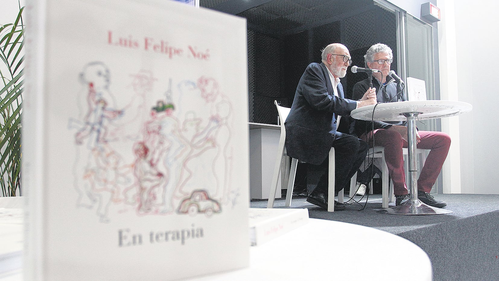 Luis Felipe Noé, que pronto cumplirá 85 años, junto a Fabián Lebenglik.