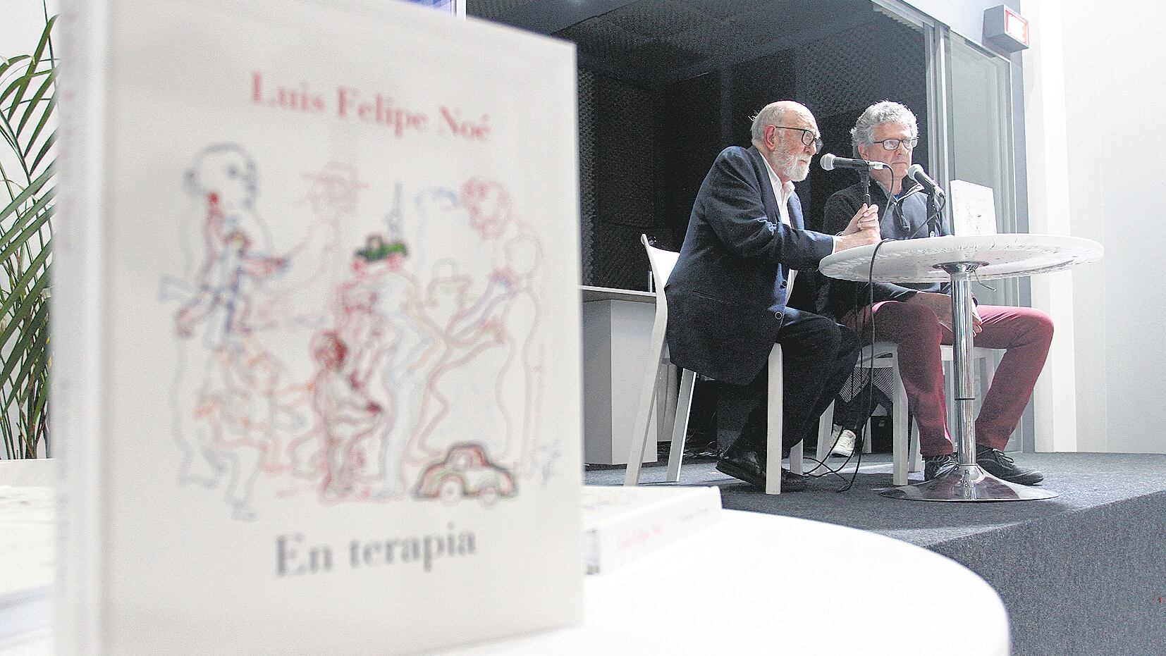 Luis Felipe Noé, que pronto cumplirá 85 años, junto a Fabián Lebenglik.