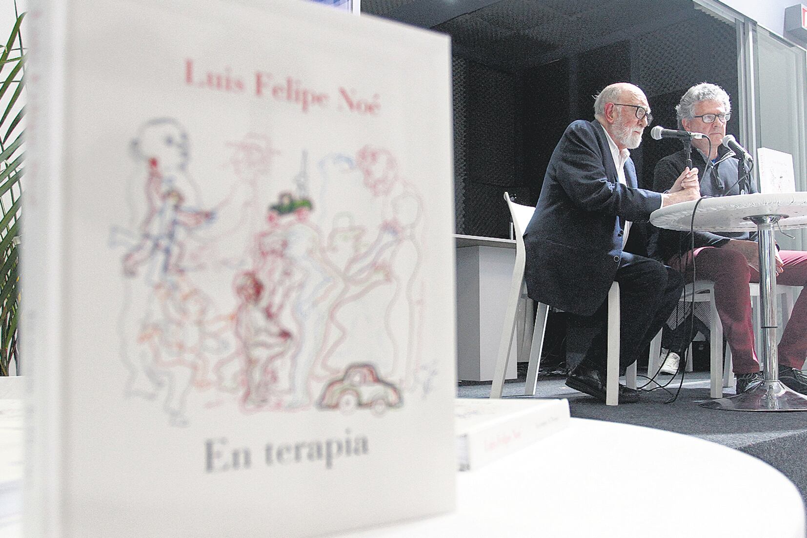 Luis Felipe Noé, que pronto cumplirá 85 años, junto a Fabián Lebenglik.