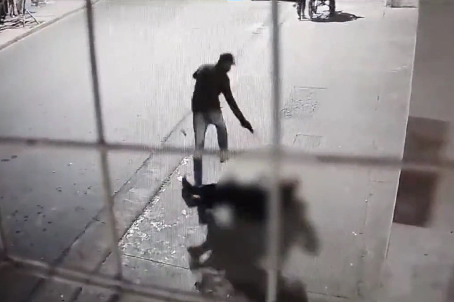 Cuatro sicarios entraron a los tiros a un hospital en Rosario y mataron a quemarropa a un policía. (Foto: captura de video)