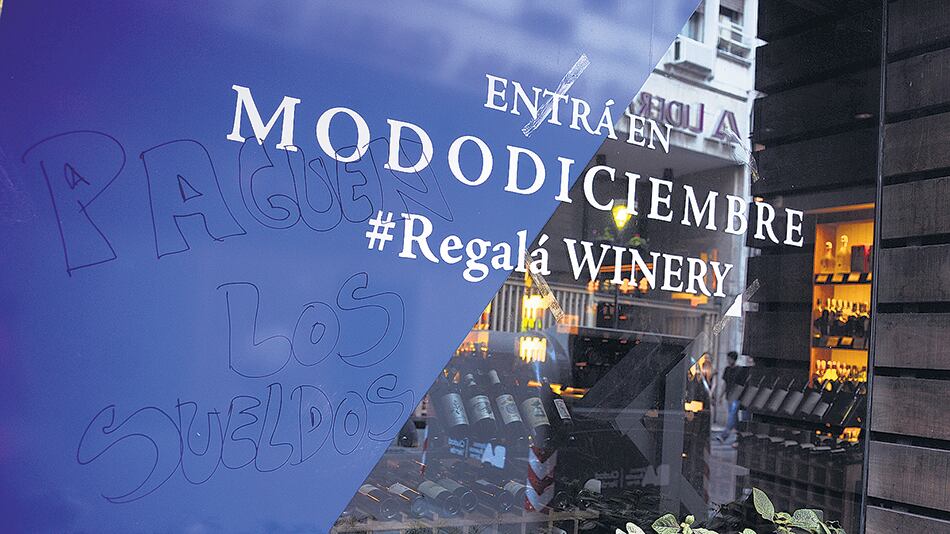 En protesta por la deuda, trabajadores expresaron sus reclamos en distintos locales.