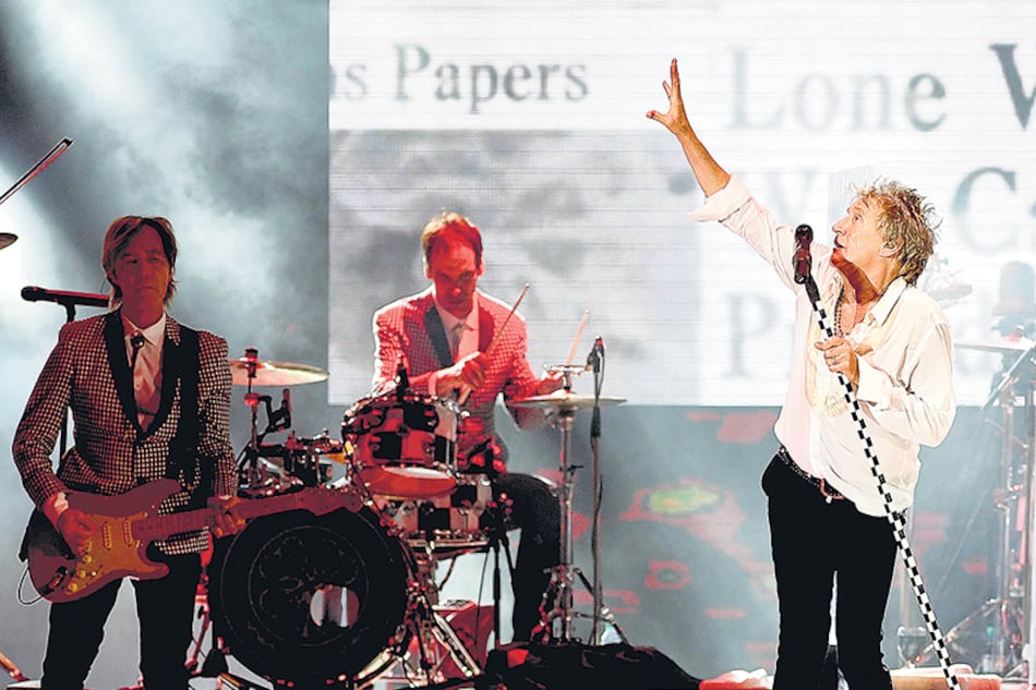 Rod Stewart, a los 73 años, desplegó su espíritu desfachatado y sensiblero.