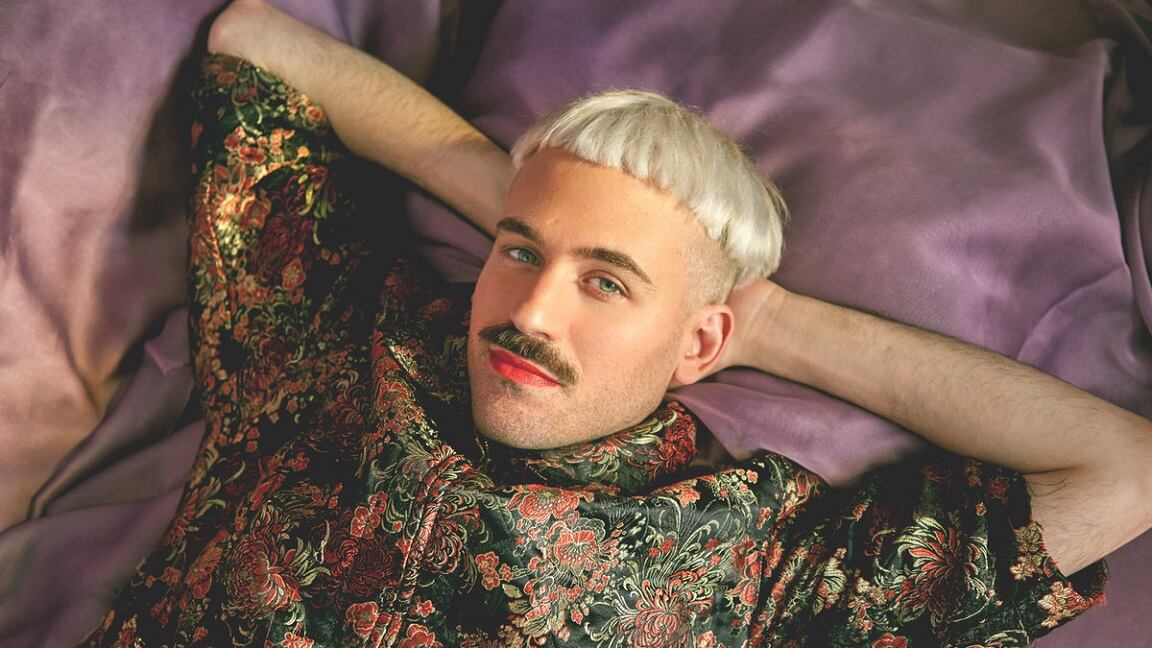 Nahuel Briones cargó a YouTube un video en versión acústica de Bases y condiciones, de su disco El nene minado.