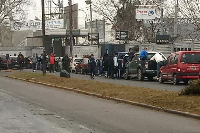 El cortejo que acompañó a Franco Martín Moreyra hasta el cementerio de Ezpeleta.