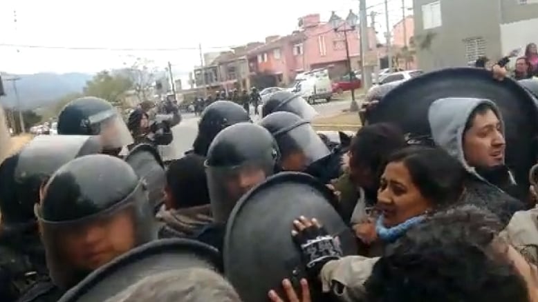 Varios docentes resultaron heridos por la represión de la policía salteña. 