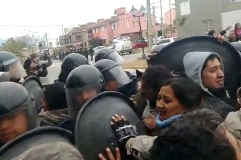 Varios docentes resultaron heridos por la represión de la policía salteña.