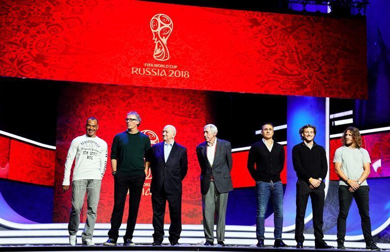Cafú, Laurent Blanc, Nikita Simonian, Gordon Banks, Fabio Cannavaro, Diego Forlán y Carles Puyol en el ensayo del sorteo.