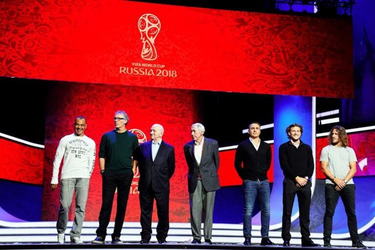 Cafú, Laurent Blanc, Nikita Simonian, Gordon Banks, Fabio Cannavaro, Diego Forlán y Carles Puyol en el ensayo del sorteo.