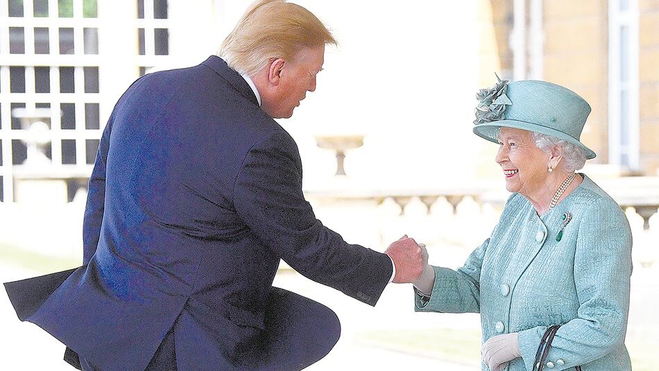En su primer día de visita, Trump fue recibido por la reina Isabel II con todos los honores.