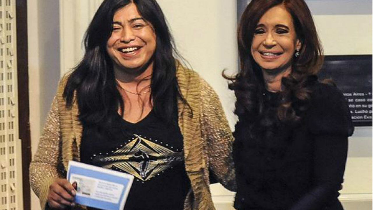 En 2012, la entonces presidenta le había entregado a la activista Diana Sacayán su documento 