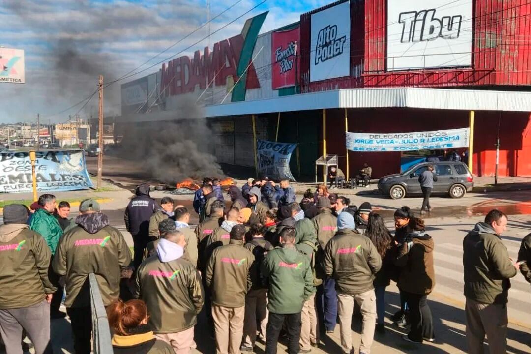 El acampe de los trabajadores del mayorista Medamax.