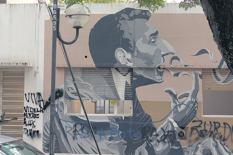El mural de Discépolo manchado con un graffiti en el que dice “rajen zurdos”.