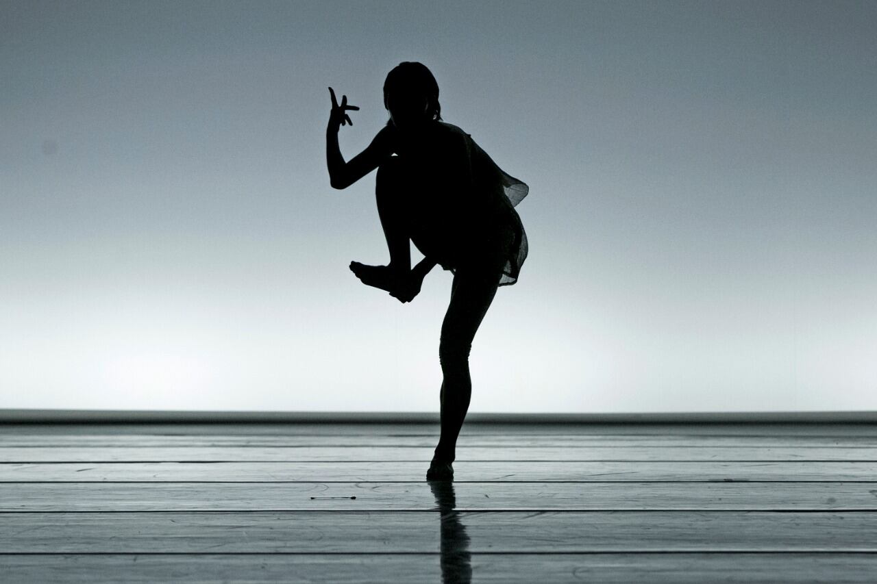 “Somoo”, unipersonal de la coreana Bora Kim que trabaja con agua en escena.