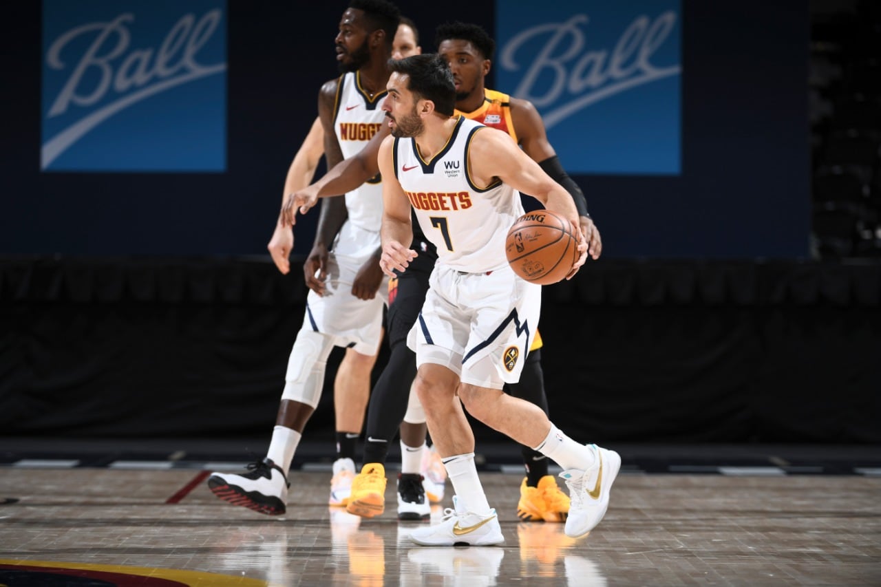 Campazzo maneja el balón en el ataque fijo de Denver.