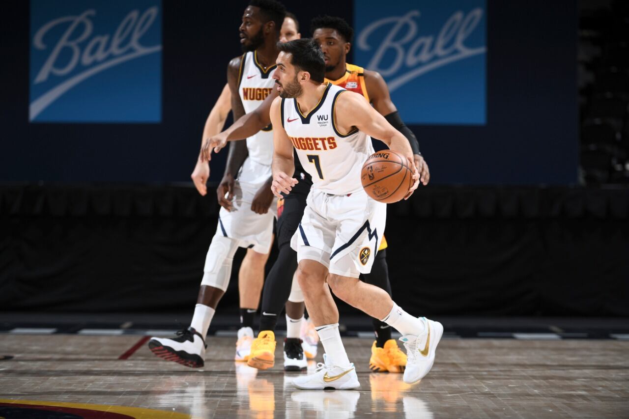 Campazzo maneja el balón en el ataque fijo de Denver.