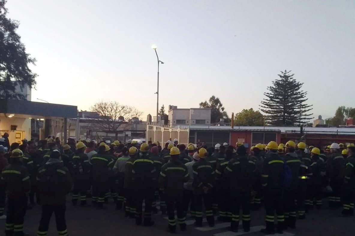 Trabajadores reunidos en la planta de Tenaris de Valentín Alsina. 