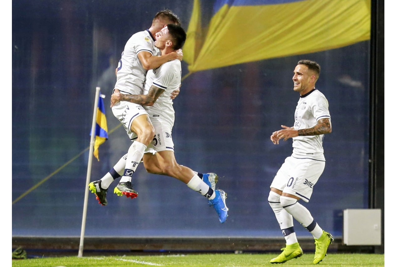 Festejo cordobés en la Bombonera.