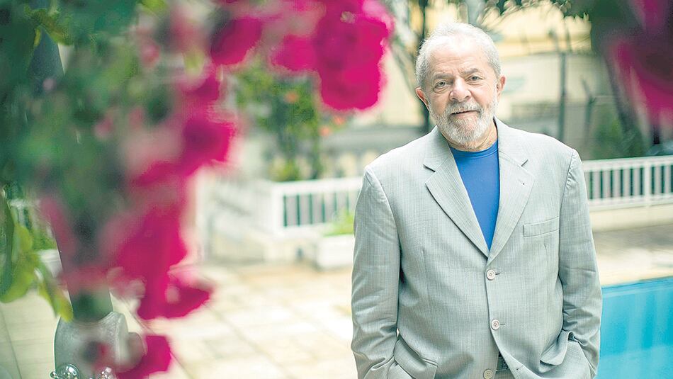 Intentan correr de la escena electoral al favorito brasileño Lula.
