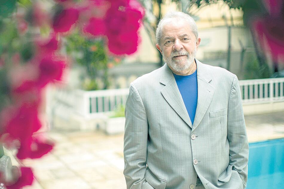 Intentan correr de la escena electoral al favorito brasileño Lula.