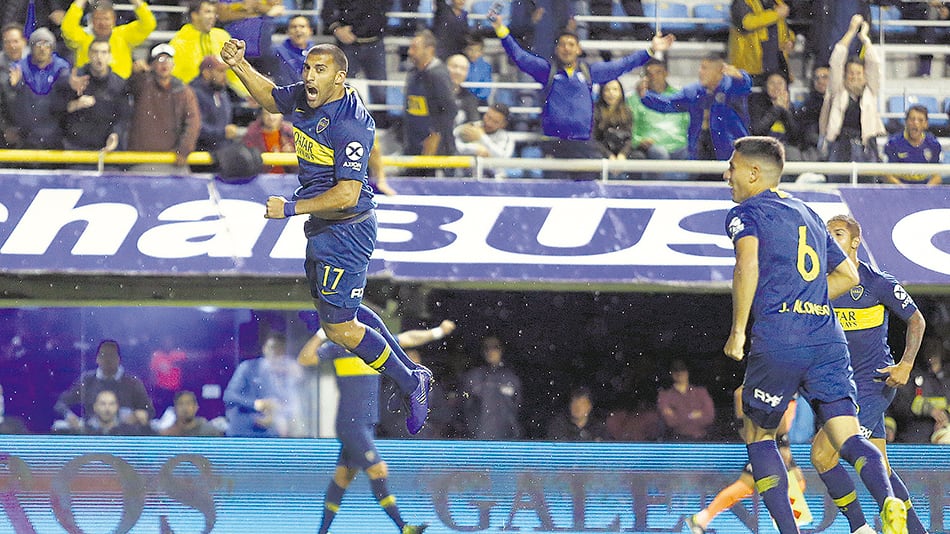 Cuando el partido se jugaba en un campo normal, Wanchope Abila convirtió el primero y abrió el camino a la victoria.