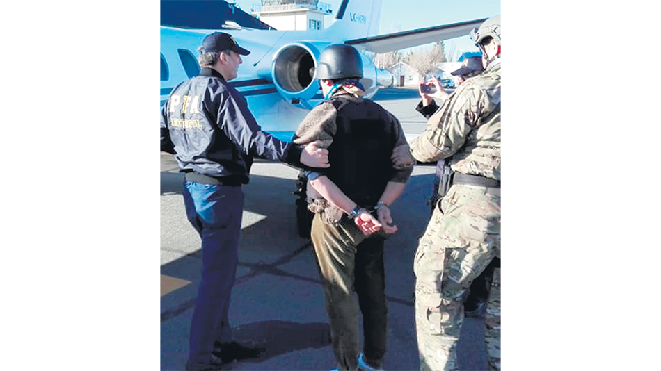 Jones Huala antes de subir al avión que lo llevó a Chile.