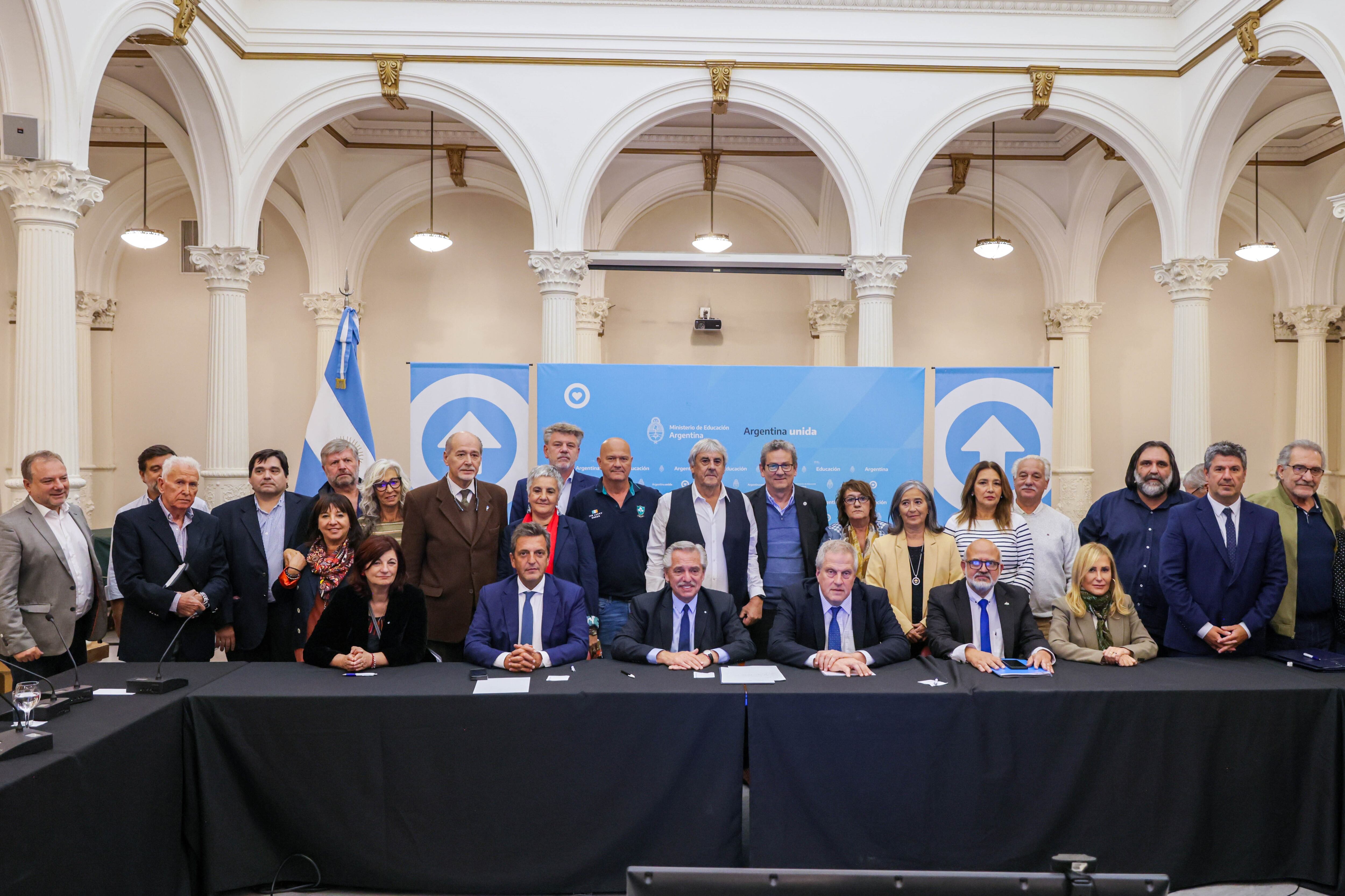 Alberto Fernández, junto a Perczyk, Massa, Olmos y representantes de los gremios docentes (Foto: Presidencia).