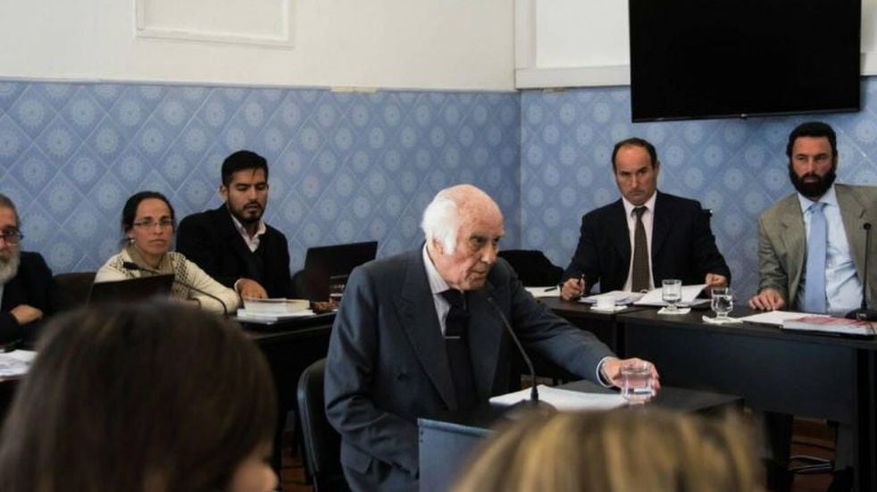 Lona, en juicio oral en 2019. Detrás, la querella, y a su derecha, sus abogados. 