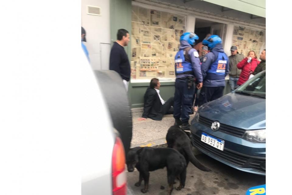 El intendente caído en la vereda.