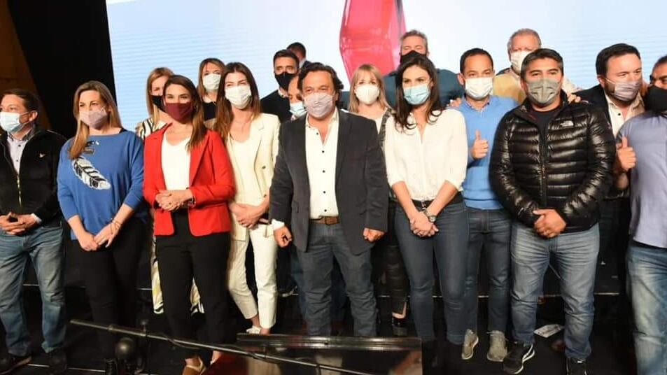 Sáenz con los candidatos de sus frentes