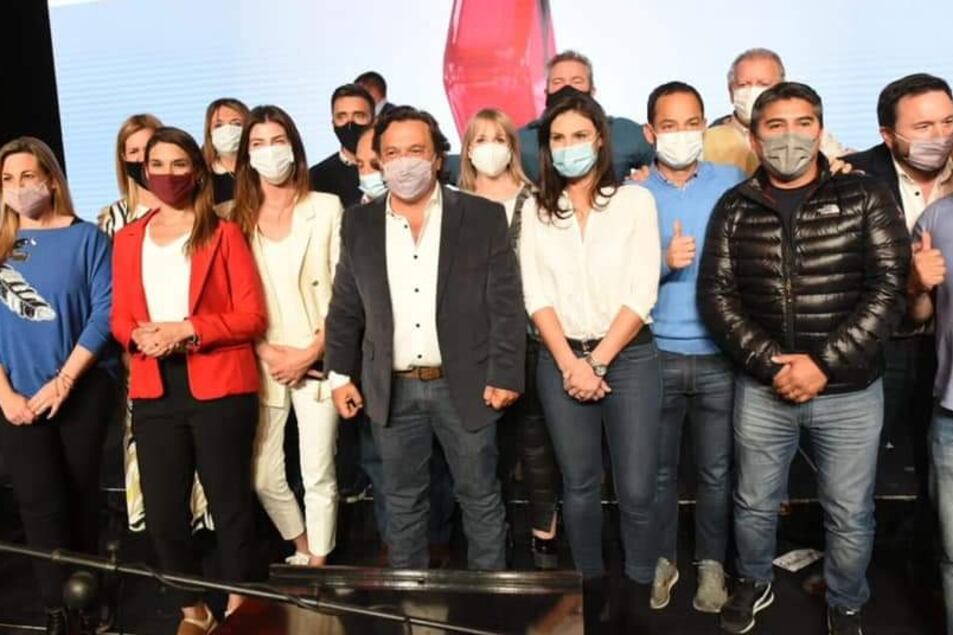 Sáenz con los candidatos de sus frentes