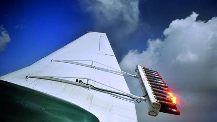 Los pilotos de estos aviones vuelan hacia las tormentas para 'sembrar' las nubes con yoduro de plata. Con ello se consigue aumentar el número de partículas en suspensión.(Foto: World Meteorological Organization)