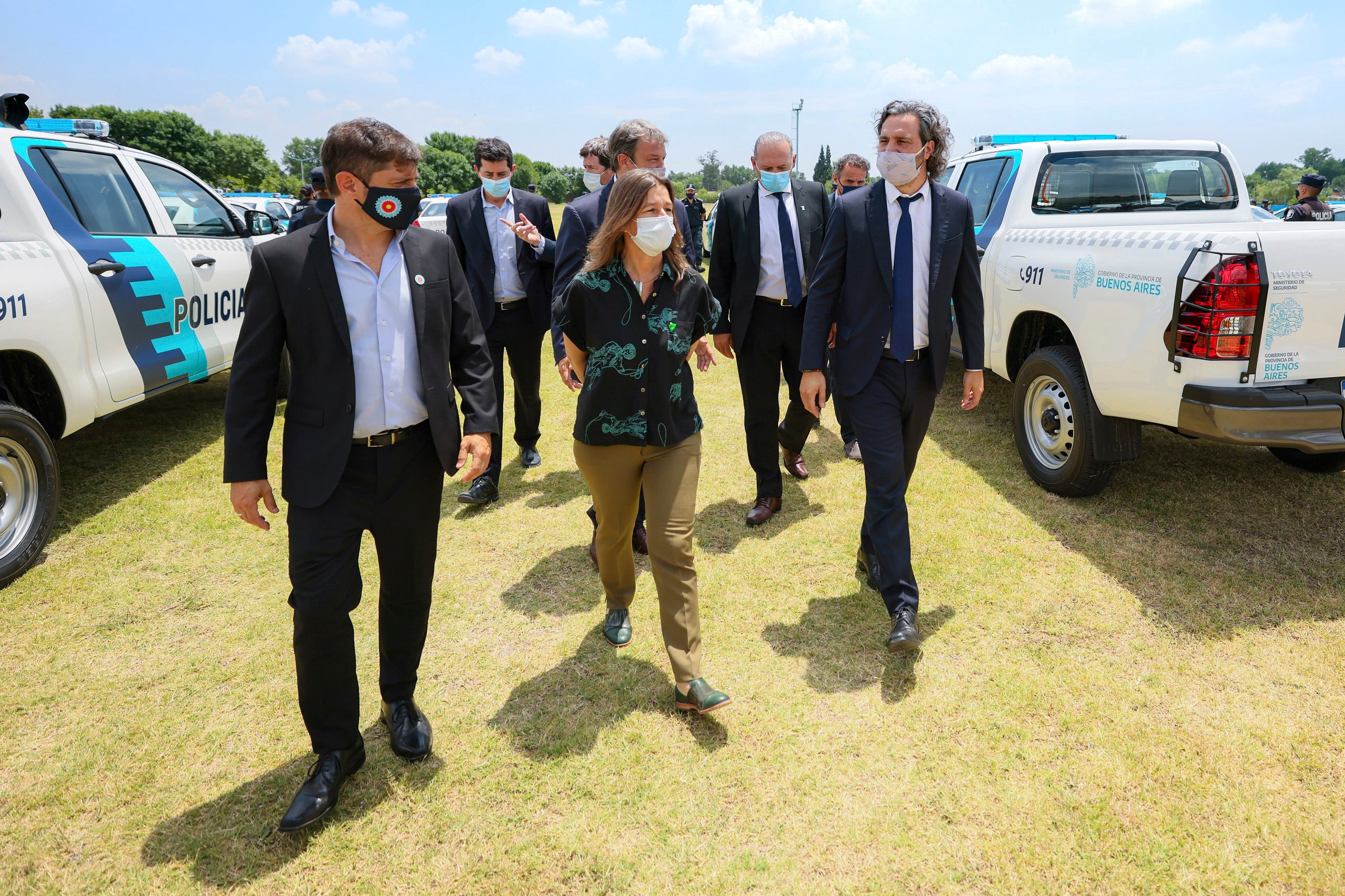 Cafiero, Kicillof, Frederic y Berni caminan entre los nuevos patrulleros.
