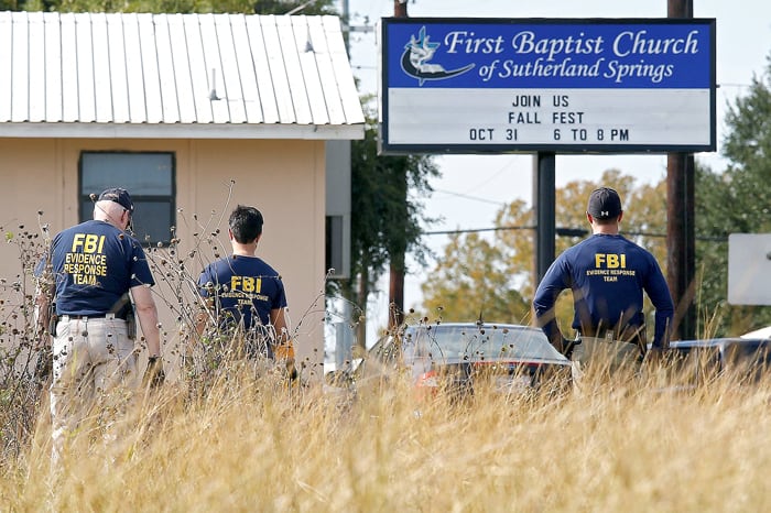 Alrededor de la iglesia de Sutherland Springs, el FBI siguió ayer buscando evidencias.