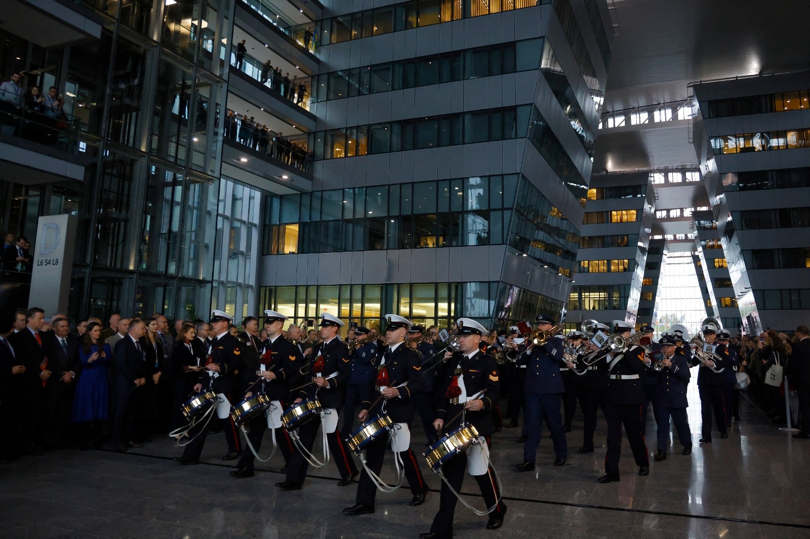 Desfile en Bruselas, sede de la OTAN, para celebrar el 75 aniversario.