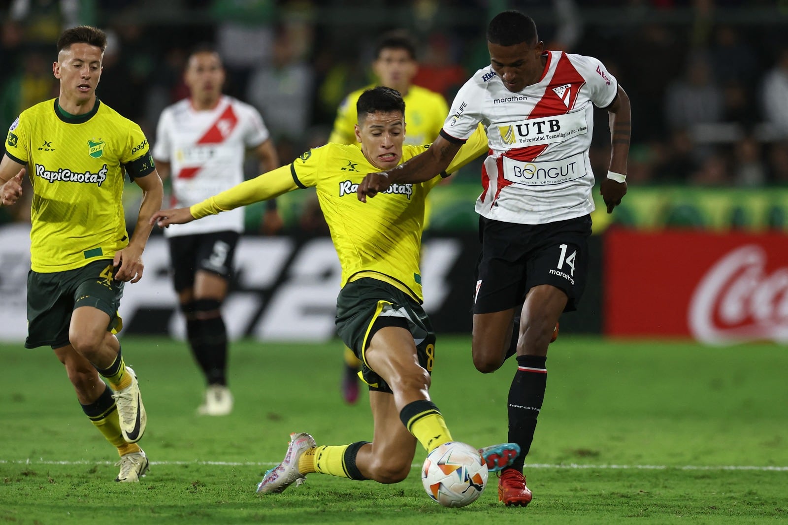 Julian López y José Carabalí luchan por la pelota