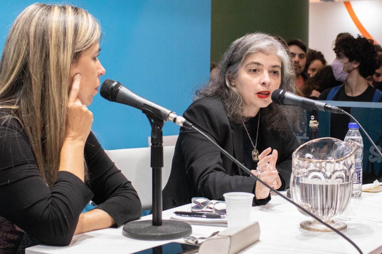 Mariana Enriquez junto a Nora Veiras. 