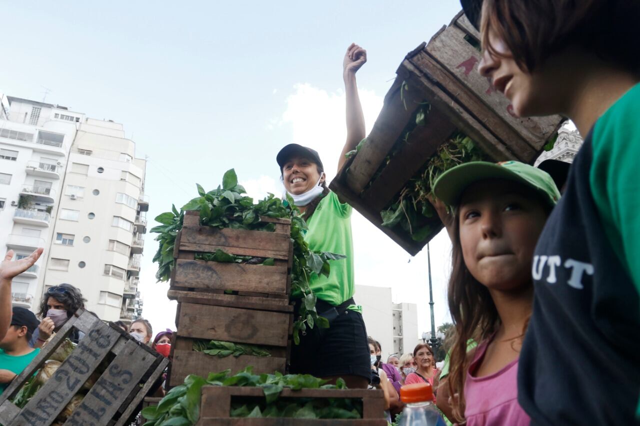La UTT regalará a las 16:30, esta vez en la esquina de Hipólito Yrigoyen y Entre Ríos, verduras cosechadas en el cinturón hortícola de La Plata.