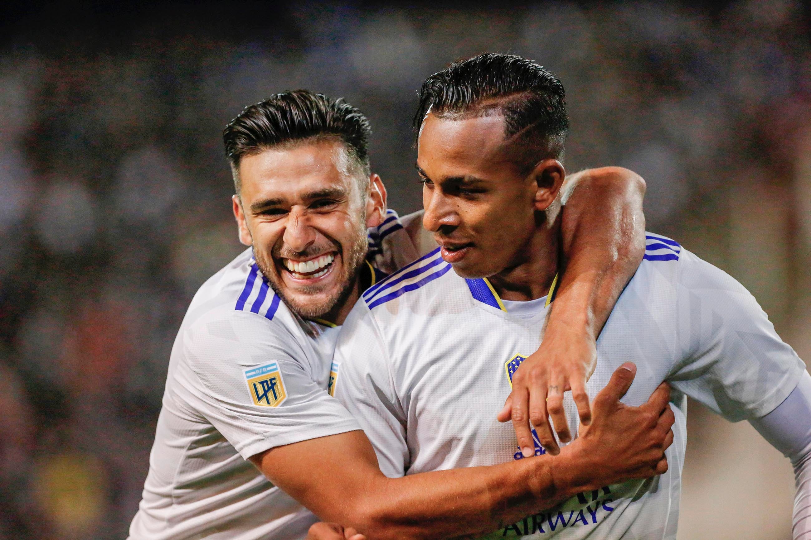 Villa, autor de los dos tantos de Boca, festeja con Salvio.