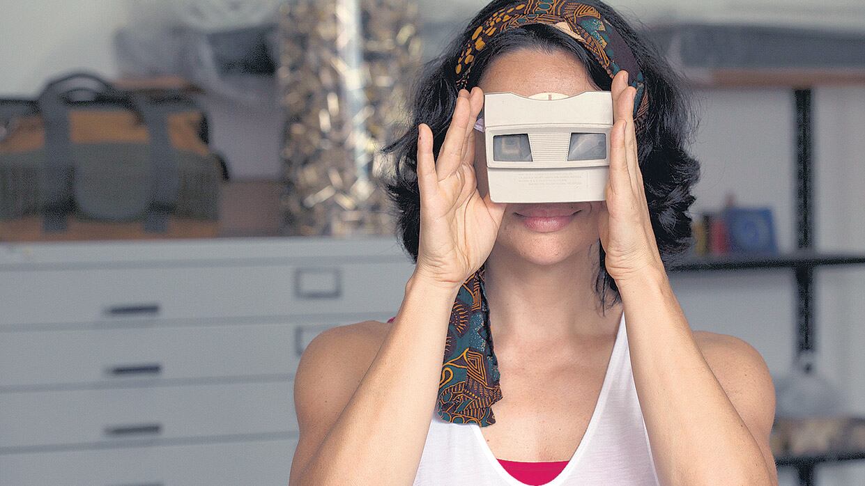 Los dos protagonistas de Pendular son simplemente “ella” y “él”.